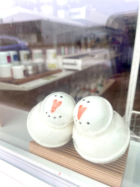 Snowmie bath bomb